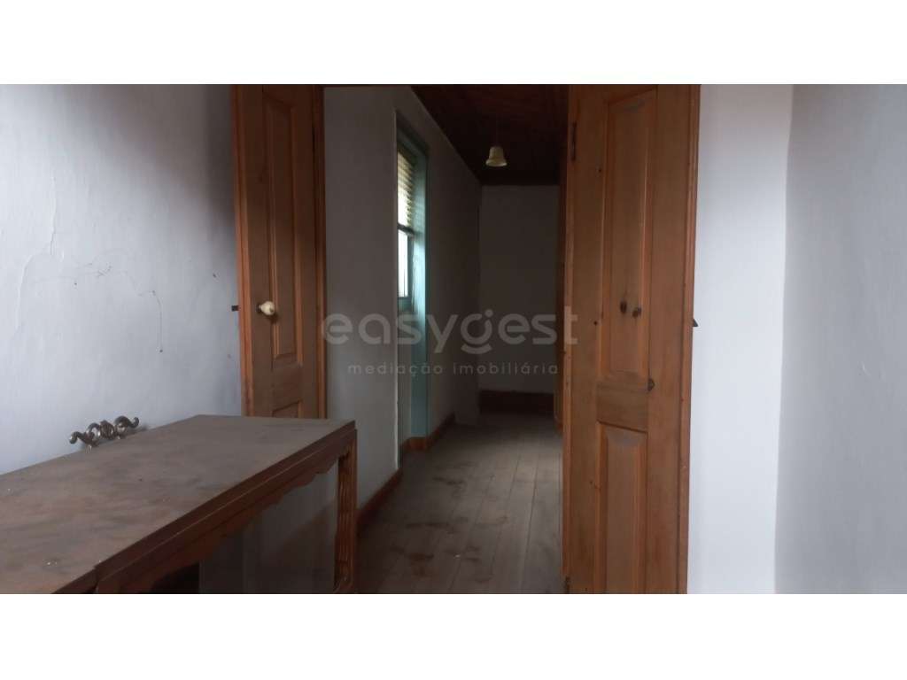 Moradia T2 para remodelar no Centro de Amiais de Baixo.-14