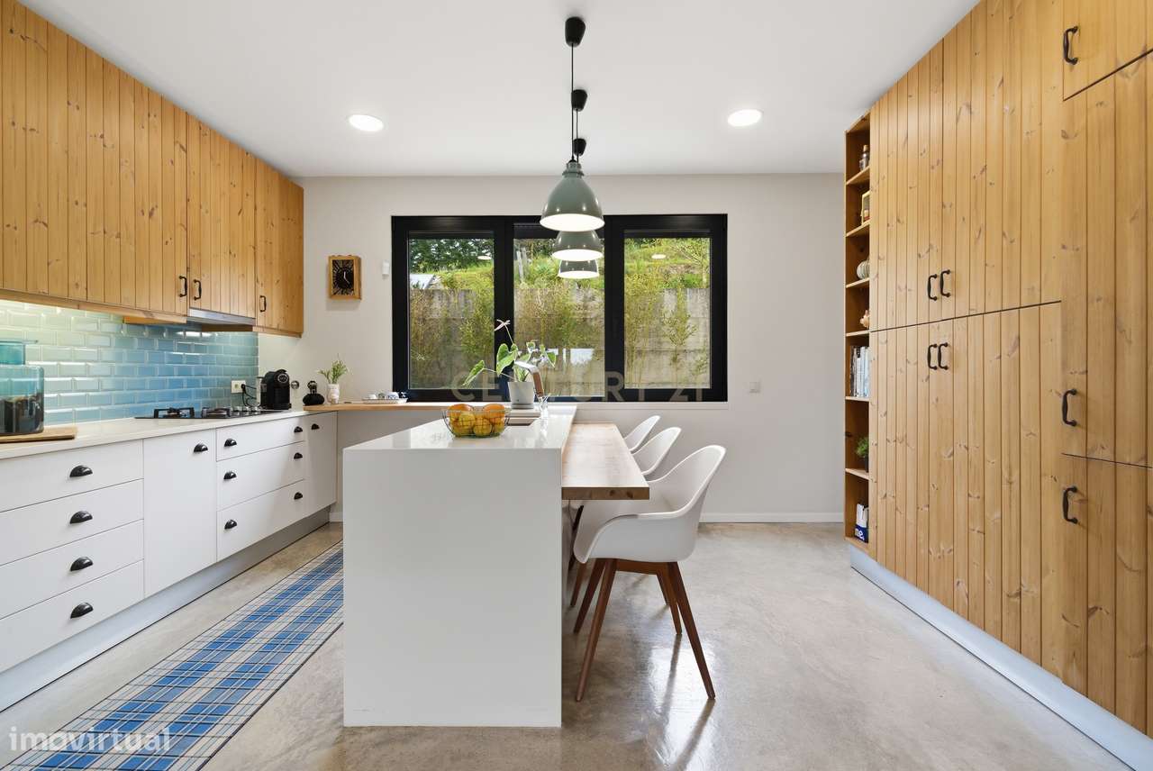 Quintinha T4 com edificação contemporânea no coração do Oeste, com ter-11