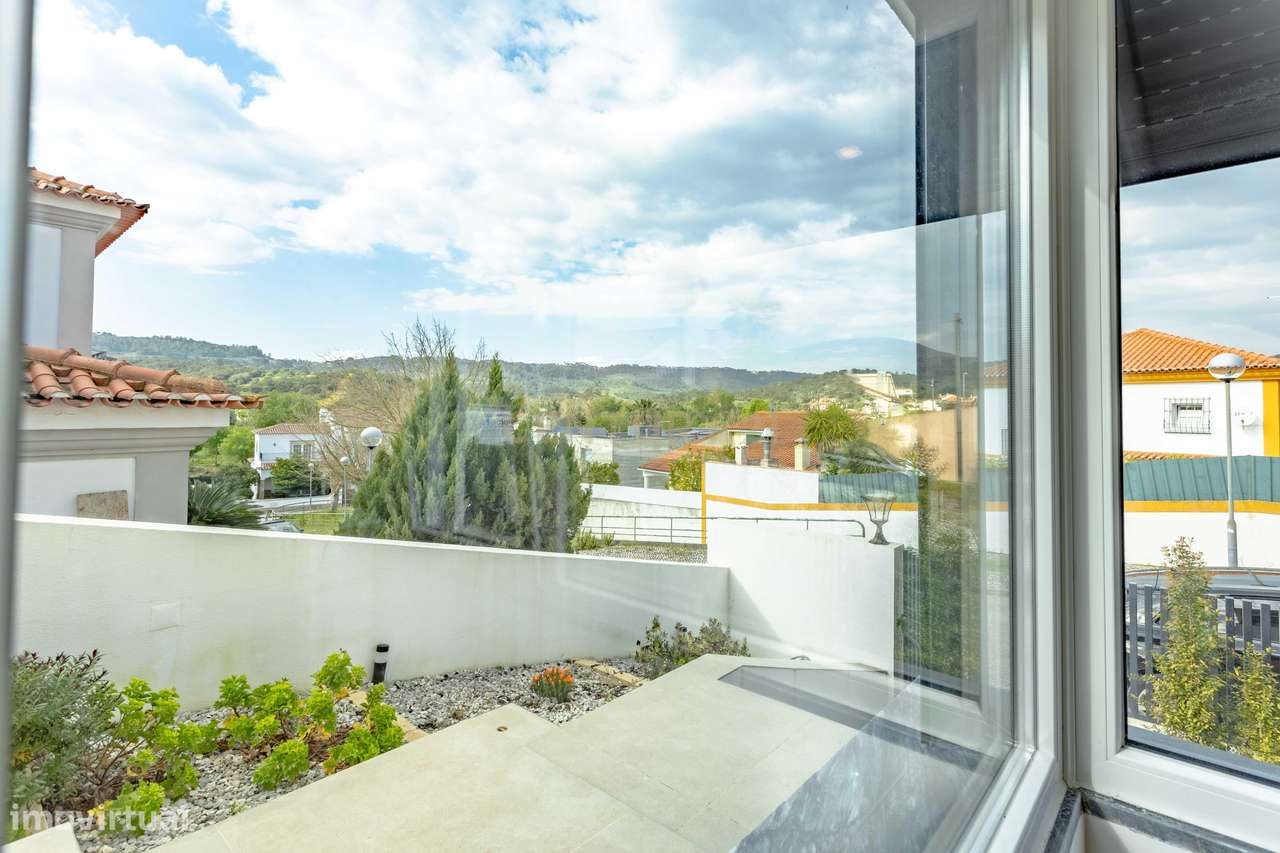 Moradia V4 isolada de arquitetura contemporânea com piscina, com vista-17