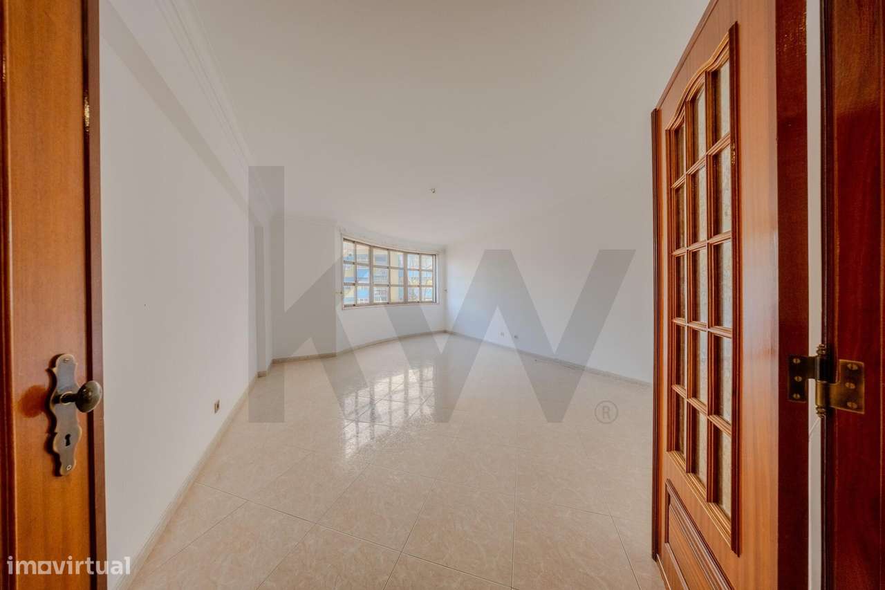 Arrendamento Apartamento T2 Queijas. Espaçoso e Luminoso - Grande imagem: 4/28