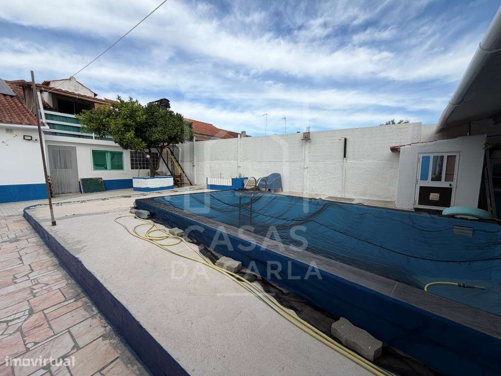 Moradia T2 com garagem e piscina completamente renovada em Canhestros-23