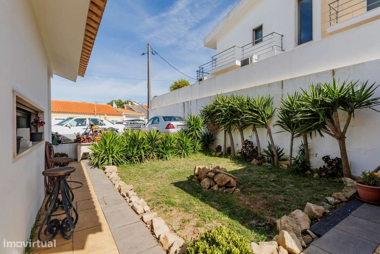 Moradia T4 c/ Estacionamento, Garagem e Diversos Espaços Exteriores em-54