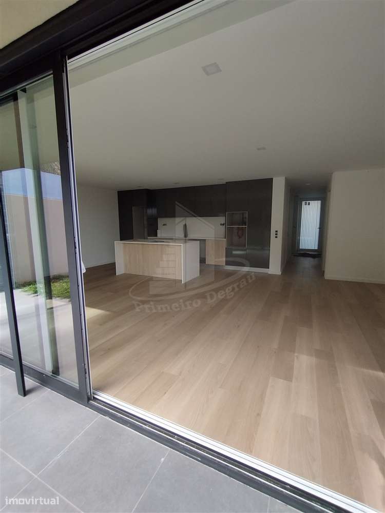 Moradia de 2 pisos com vistas fabulosas-14