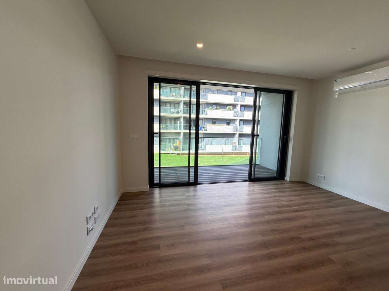 Apartamento T2 Varanda Garagem Pronto Habitar Parque Lavandeira-20
