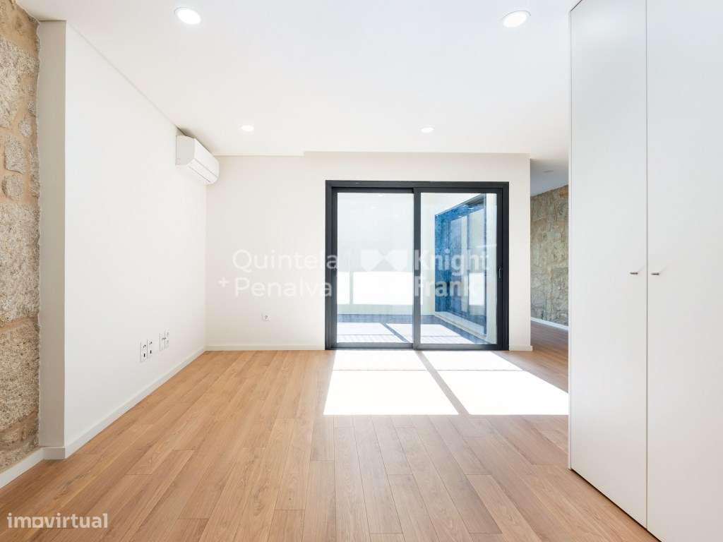 Apartamento T1 com jardim e pátio interior no centro do Porto - Grande imagem: 4/24