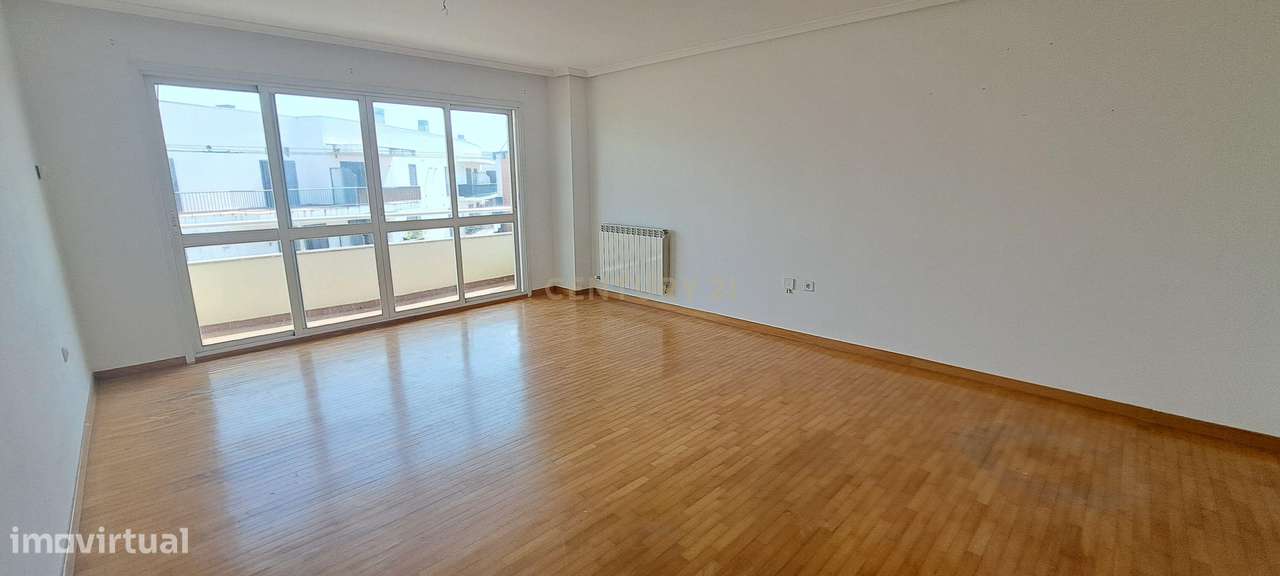 T3 com Suite, Estacionamento e Arrecadação – Urb. Nova da Fonte da Pr - Grande imagem: 2/20