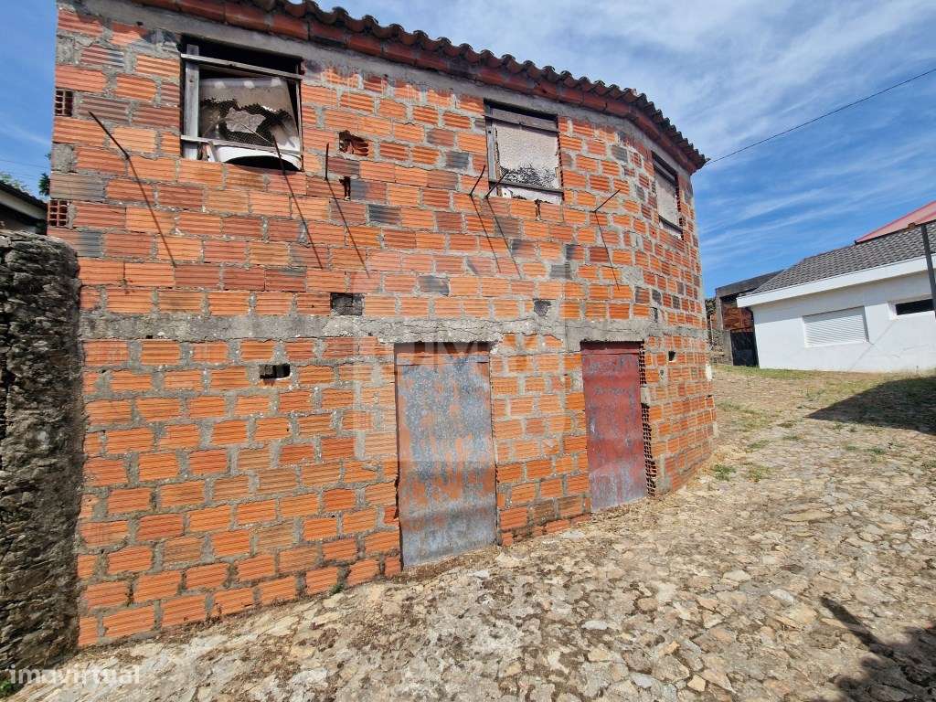 Moradia de rés do chão e andar em Abaças, Vila Real-22