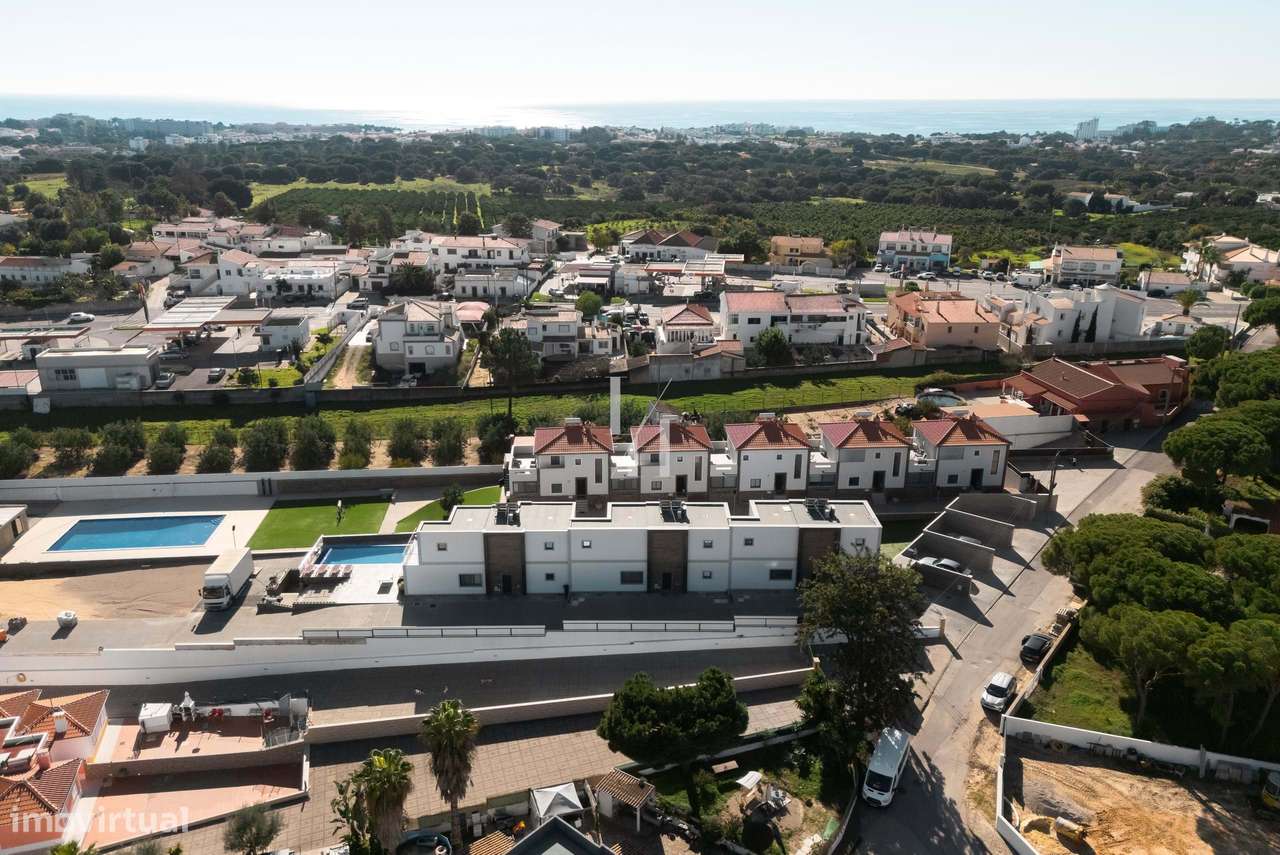 Moradia T3 em banda para venda com piscina privativa no Vale da Azinhe - Grande imagem: 5/25