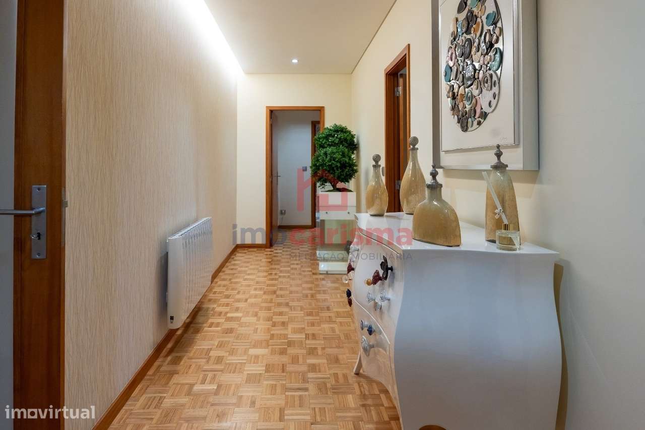 Apartamento T4 transformado em T3 no centro de Vila das Aves, Santo Ti-20