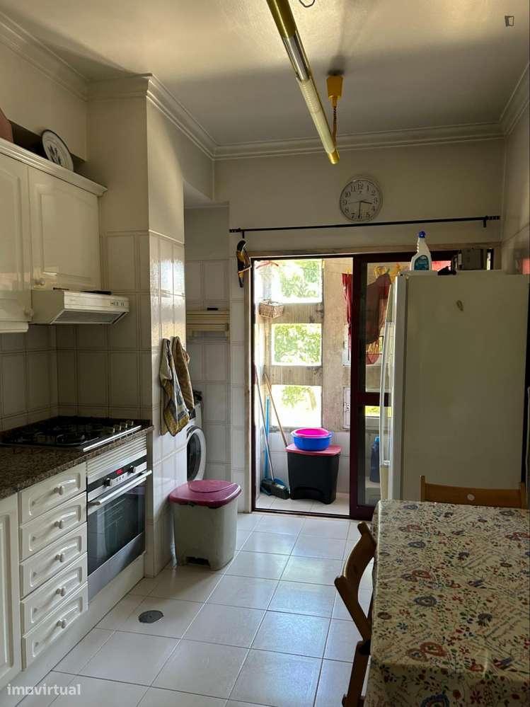 Quarto - localizado em Algés Lisbon - Grande imagem: 4/6