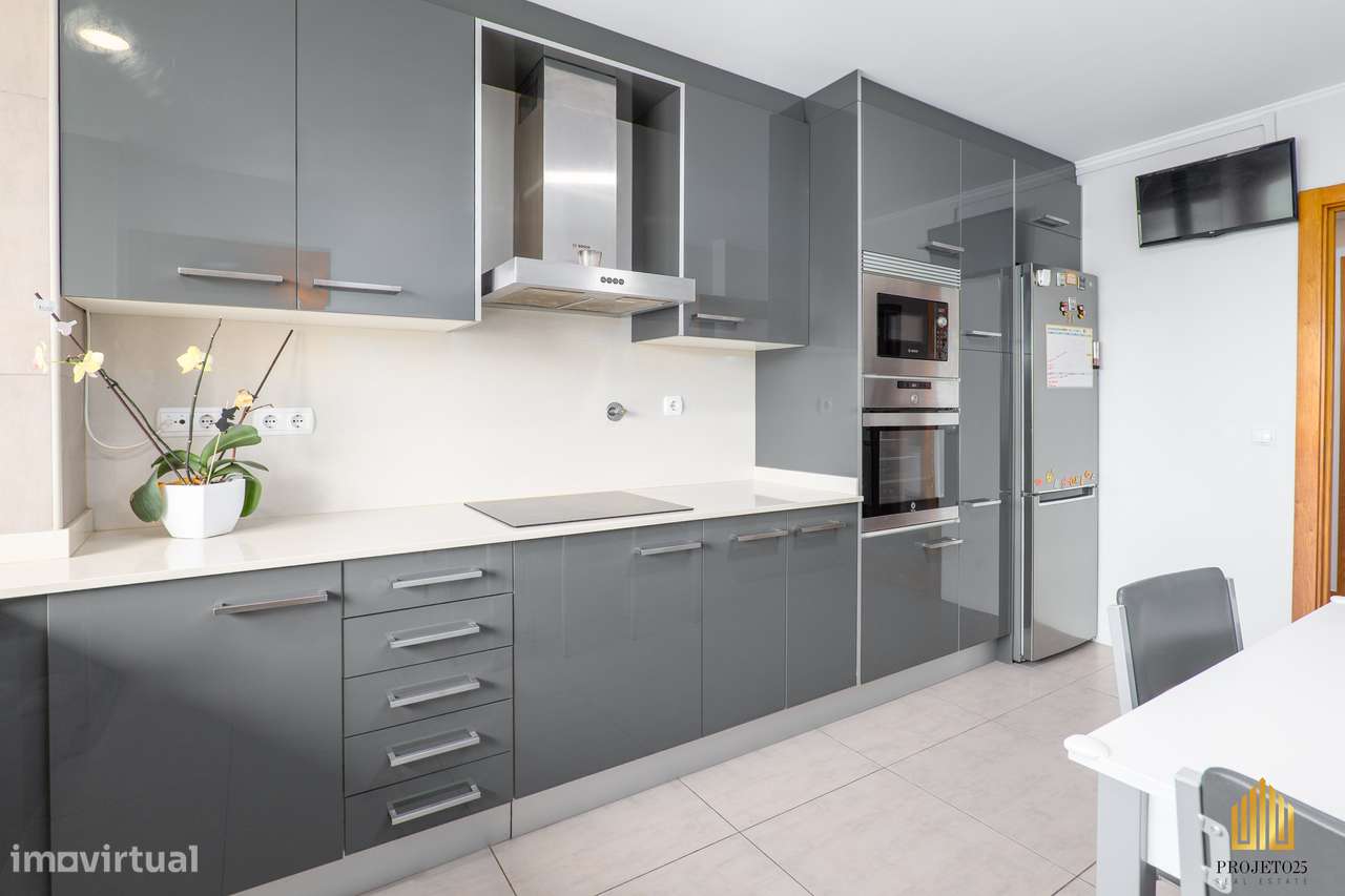 T2 Com Varanda Panorâmica em Urbanização Requintada, ao Aeroporto.-17