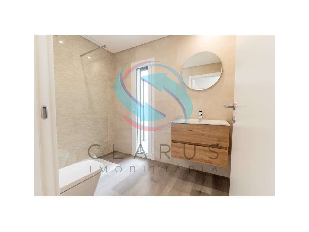 Moradia geminada à venda na Rua Infante Dom Henrique s/n-17