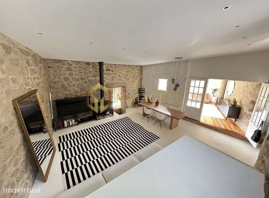 Casa de Pedra de Carácter Único com Conforto Contemporâneo - Grande imagem: 2/12