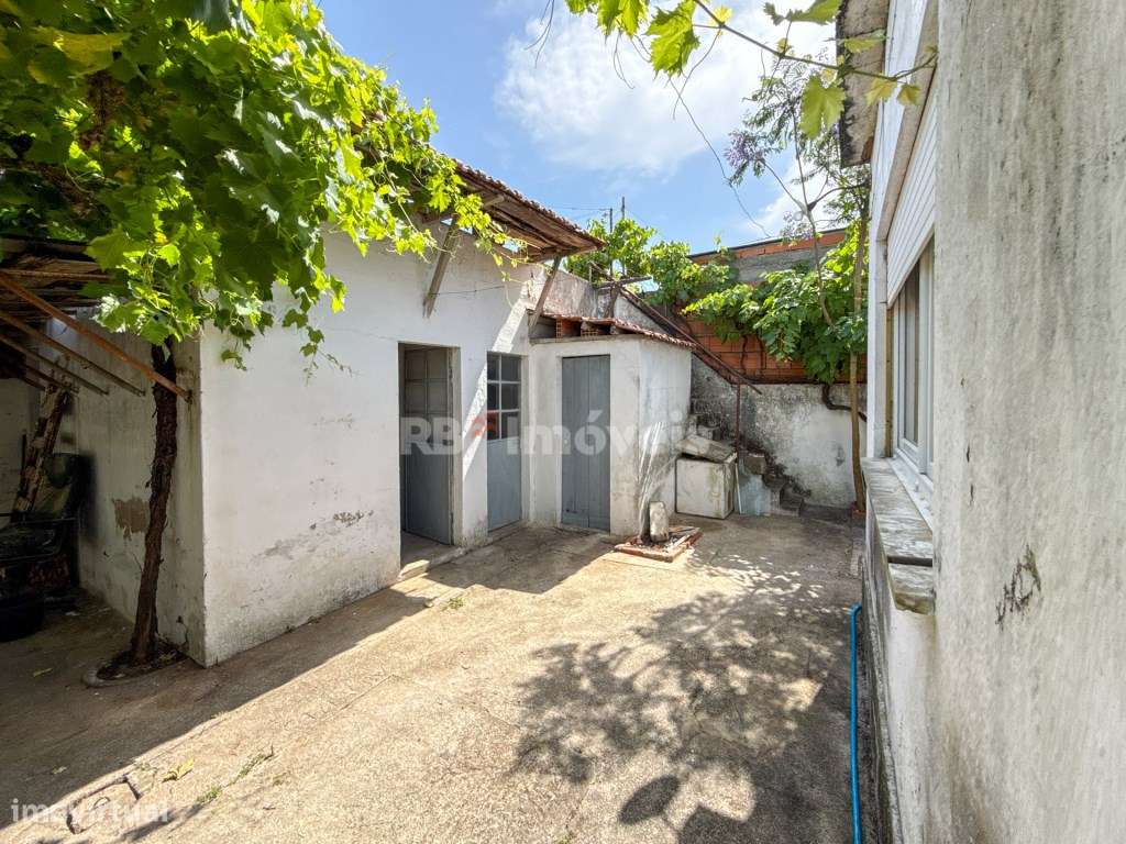 Moradia T3 com espaço exterior no centro de Vila Nova da Barquinha-36