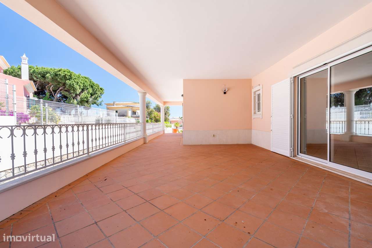 Moradia Isolada T4+2 com Piscina Privada-11