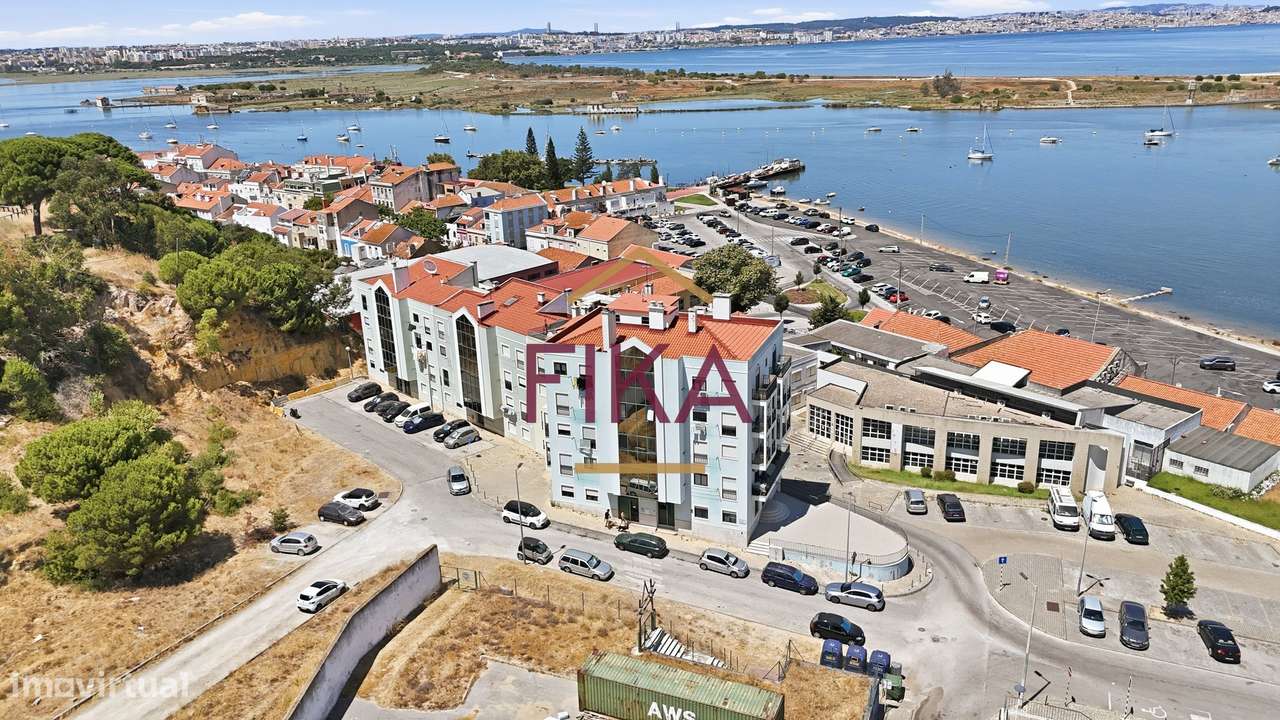 T3 Duplex com Vista Rio e Garagem Box no Centro Histórico do Seixal-40