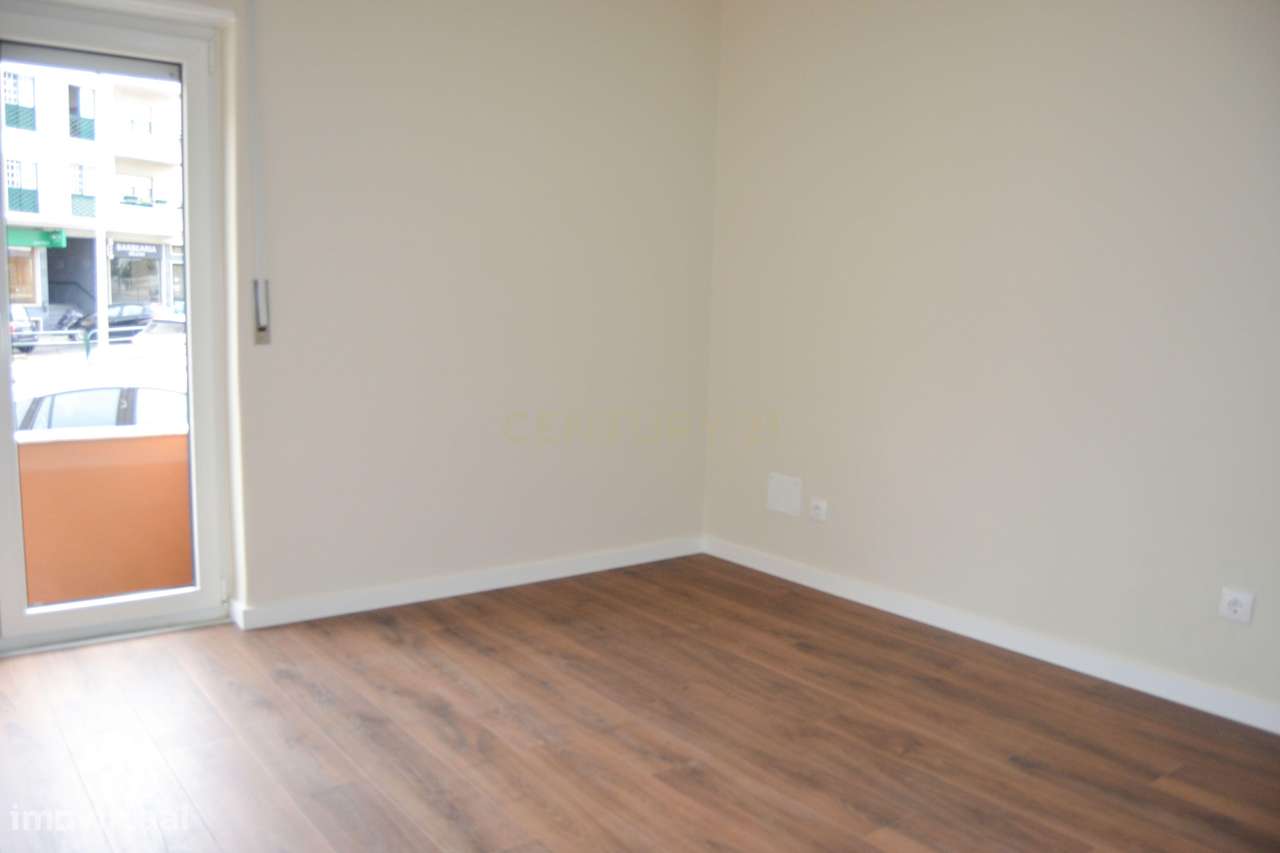 Apartamento moderno e renovado com três quartos no centro da Lourinhã - Grande imagem: 5/12