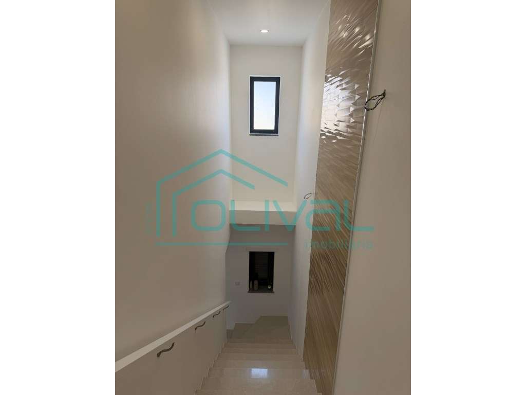 Moradia de Rês do Chão e primeiro andar com garagem na Cave e Logra...-23