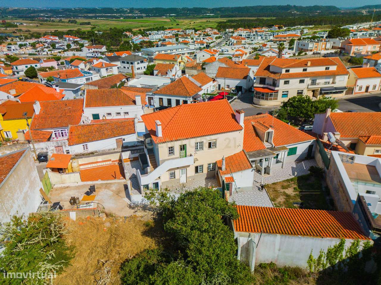 Propriedade composta por prédio, moradia e terreno em Salir do Porto-56