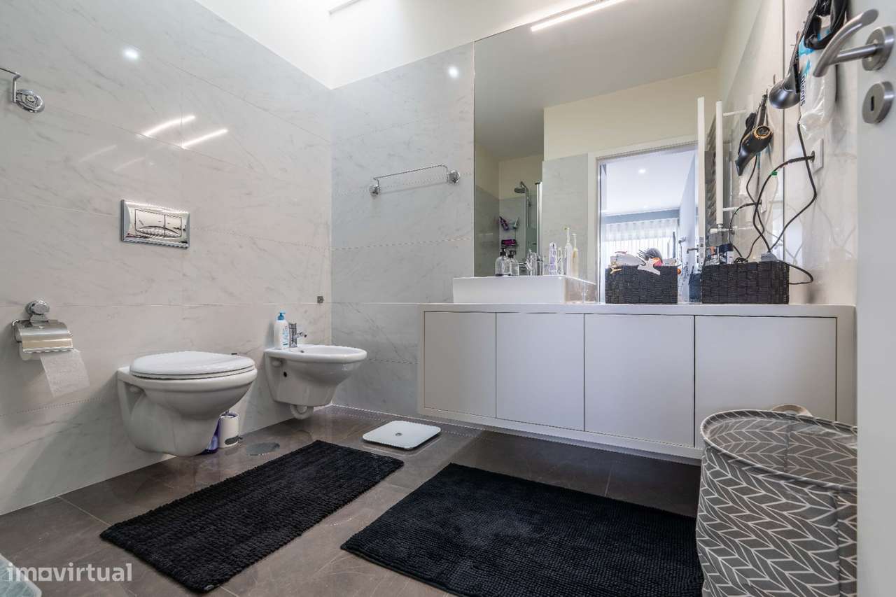 Moradia T4, em banda, de cave, rés-do-chão e andar, como nova!-17