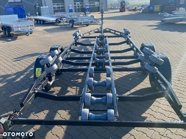 Lorries Dostawa Przyczepa podłodziowa DMC2500kg do łodzi 7,8 m! lakierowna proszkowo, lampy LED, podpory rolkowe, wciągarka - 5