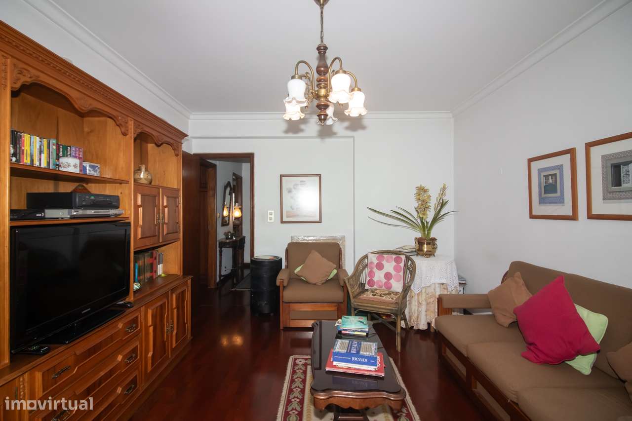 Espaçoso Apartamento T4 na Prestigiada Portela de Sacavém-15