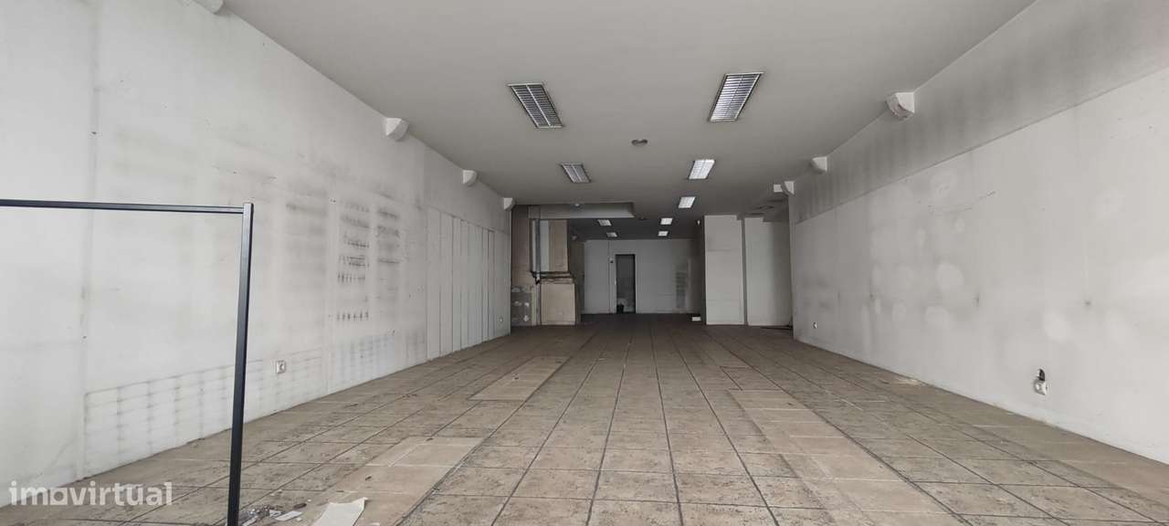 magnifico espaço comercial na Rua da Sofia, junto à Câmara Municipal-2