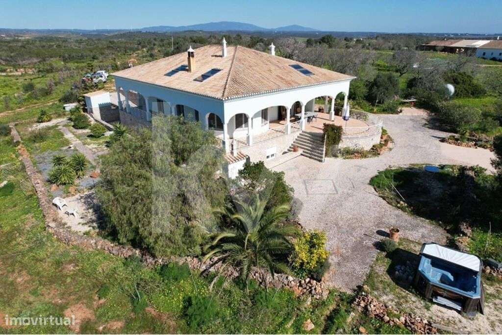 Moradia T2+1  com áreas amplas e vistas desafogadas, inserida em terre - Grande imagem: 3/46