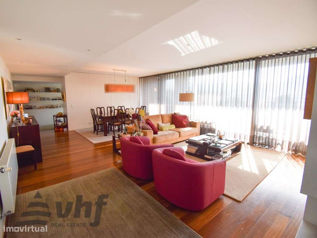 Oportunidade Única: T5 de Excelência no Condomínio Jardim das Camélias-8