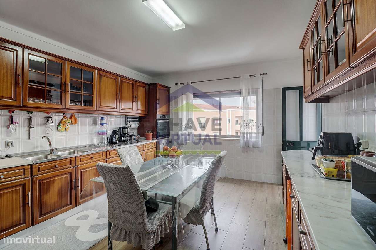 Apartamento T3 com Sótão Amplo - Centro Bombarral-25