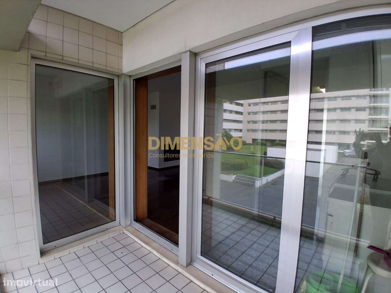 T1 renovado com duas frentes e garagem | Vermoim, Maia Ref DCI153A-20