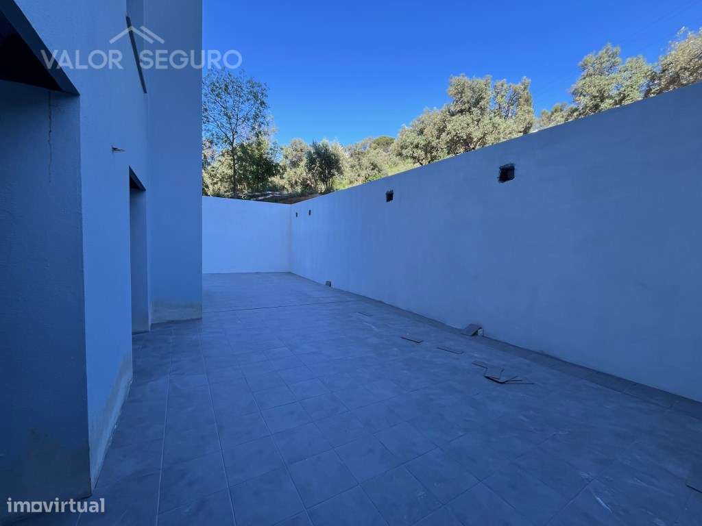 Apartamento T2 novo com garagem 2 viaturas e terraço no Sobralinho-19