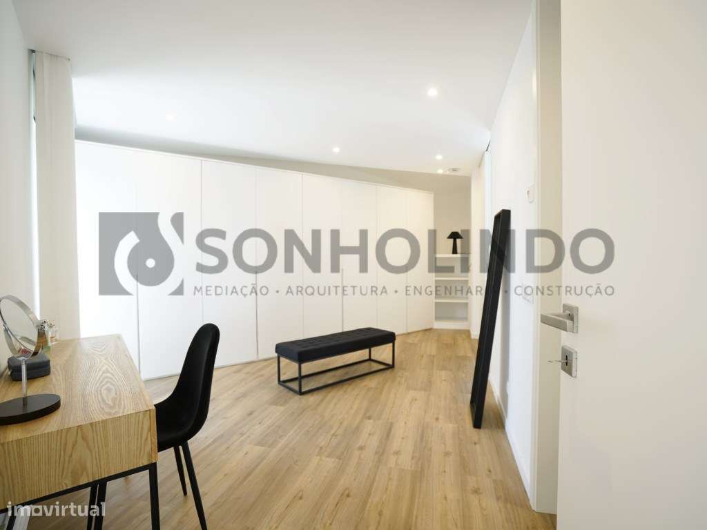 Moradia térrea de 4 frentes, inserida em lote de 700m2, ano de cons...-11