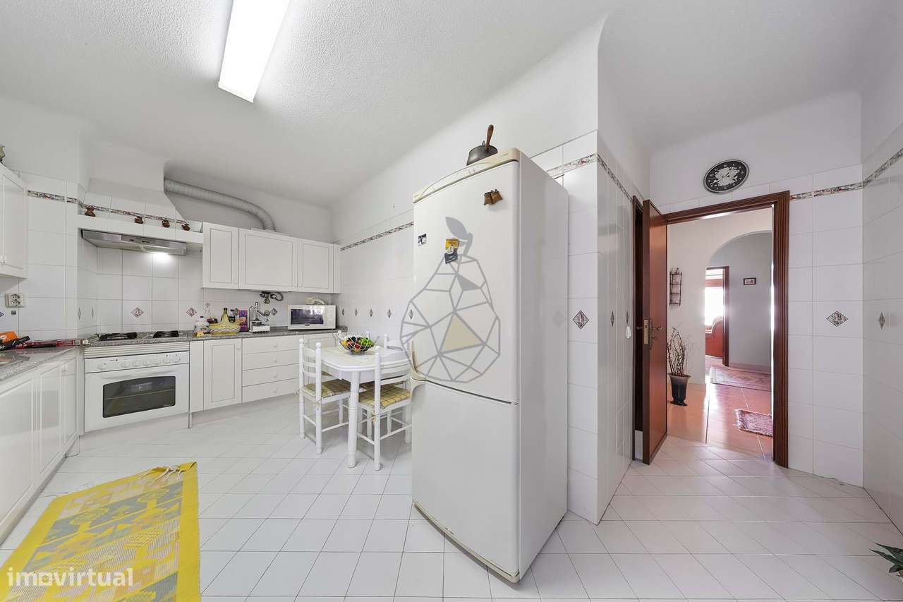 Apartamento espaçoso com 2 quartos excelente localização em Lagos - Grande imagem: 3/50