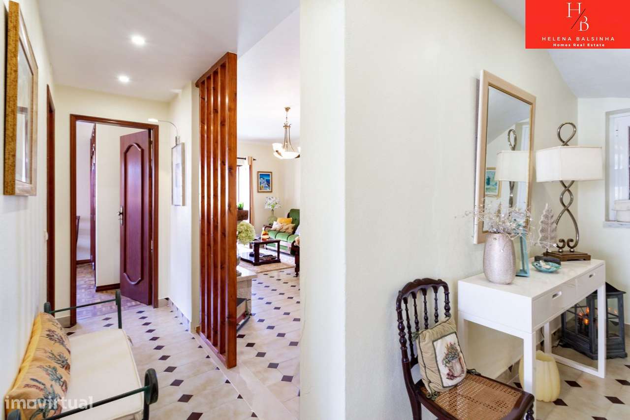 Bonita moradia V6, situada nos Casais de São Lourenço, junto à pra-5