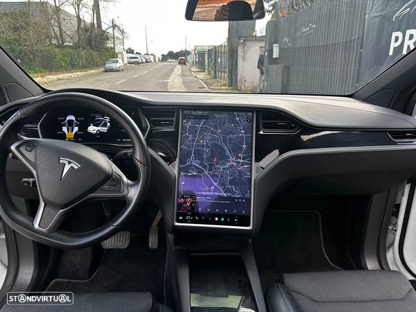 Tesla Model X - 22