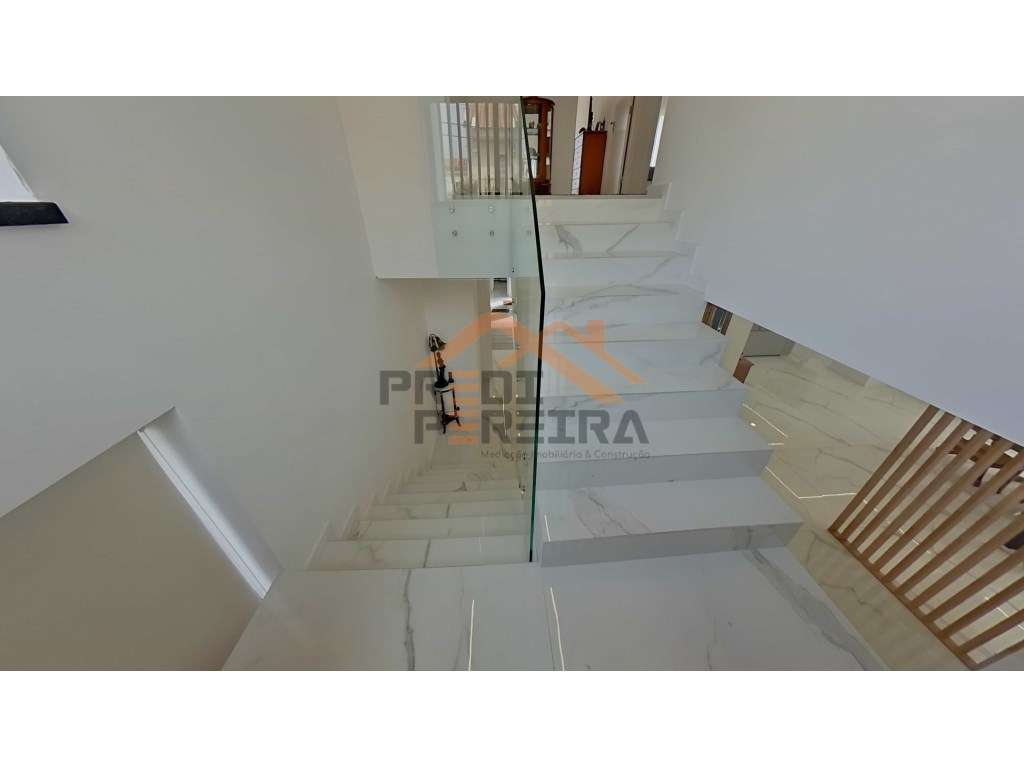 Moradia T3, situada no Casal da Silveira, em Famões-24