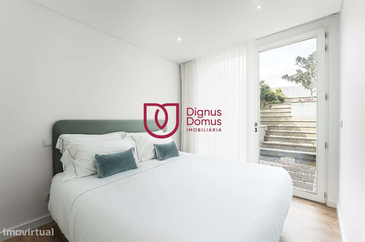 Duplex Renovado com Logradouro e Rendimento Garantido — Porto Centro-0