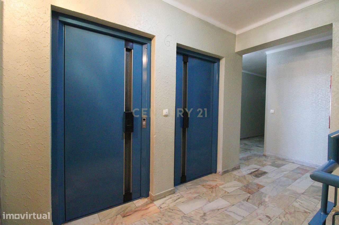 Apartamento T3 com Vista Panorâmica em Almada-32