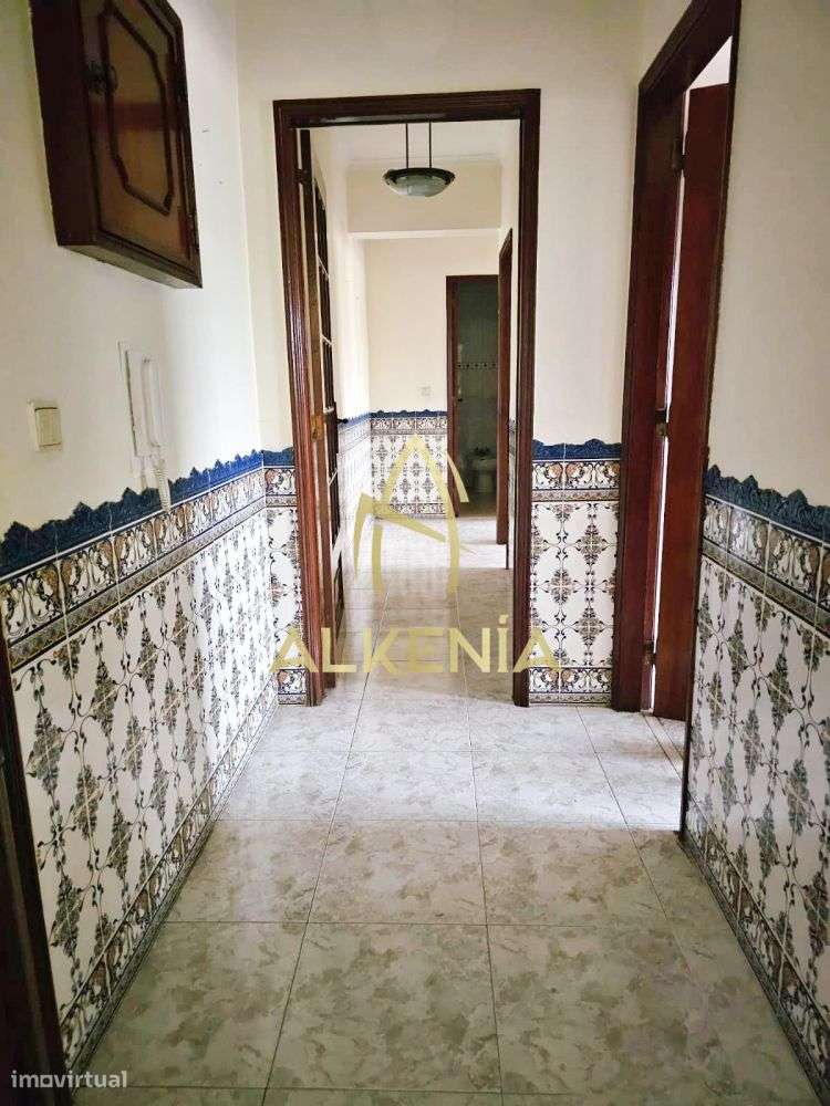 Excelente T2 com Arrecadação e Elevadores, no Casal do Cotão-12