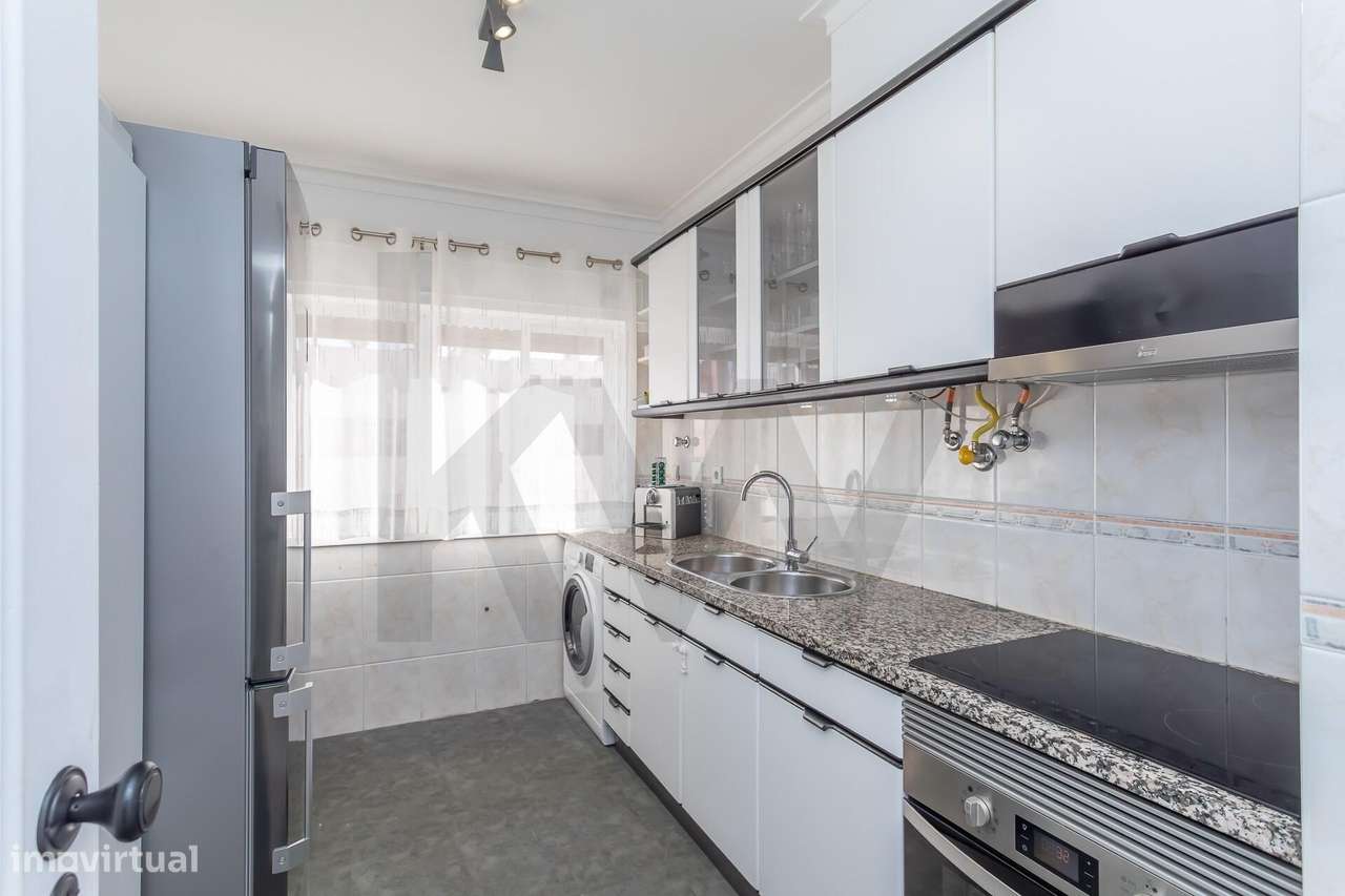 O Seu Novo Refúgio na Avenida de Fitares : T2 renovado e cheio de sol-2