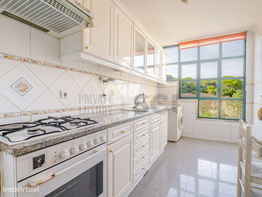 Apartamento T3 Parque da Paz Almada Arrecadação e Varandas-1