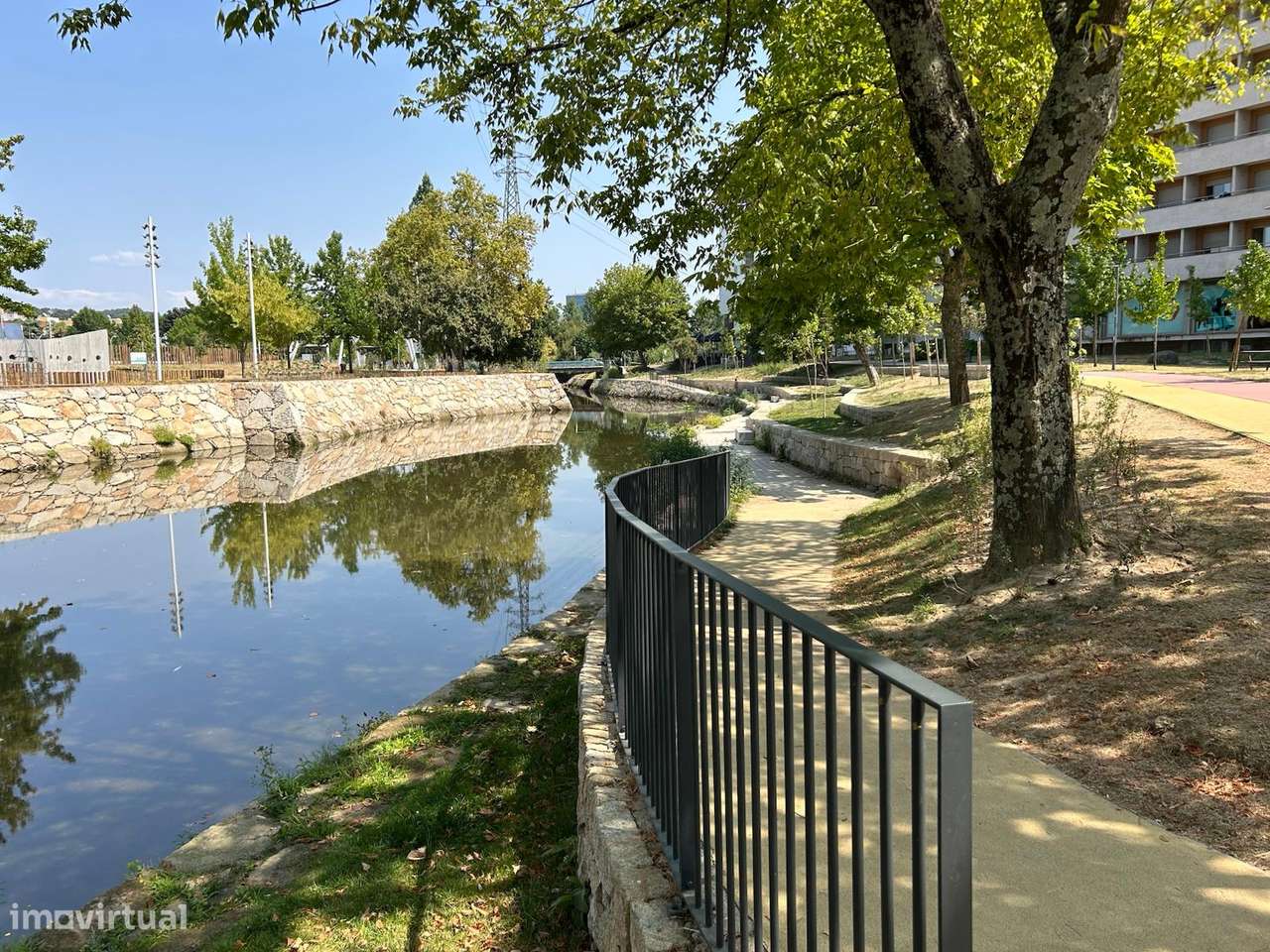 Apartamento T3, com áreas amplas e garagem, em Braga - Grande imagem: 4/55
