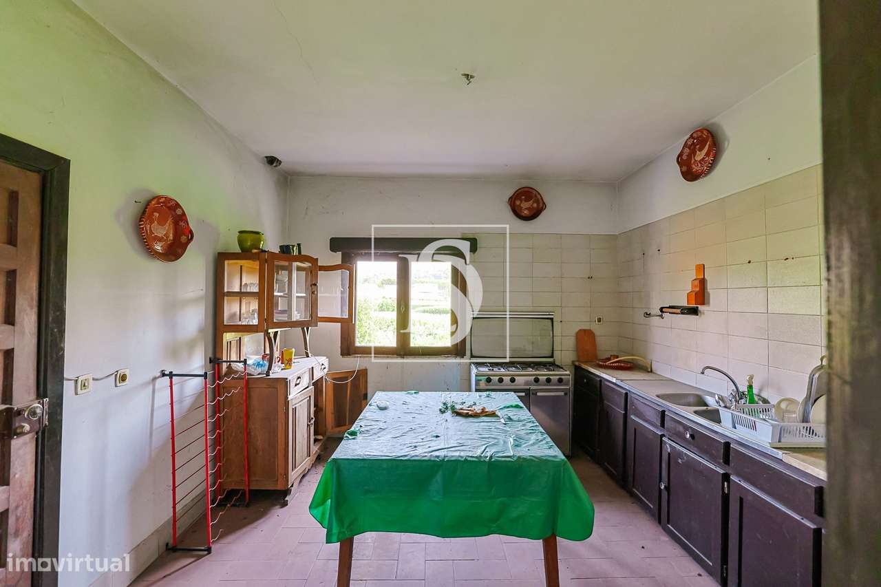 Moradia T4 c/ 376 m², jardim e riacho-8