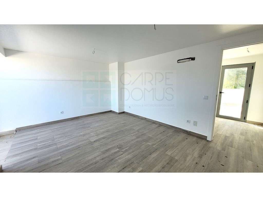 Moradia T2+1 Moderna com Terraços e Estacionamento.-22