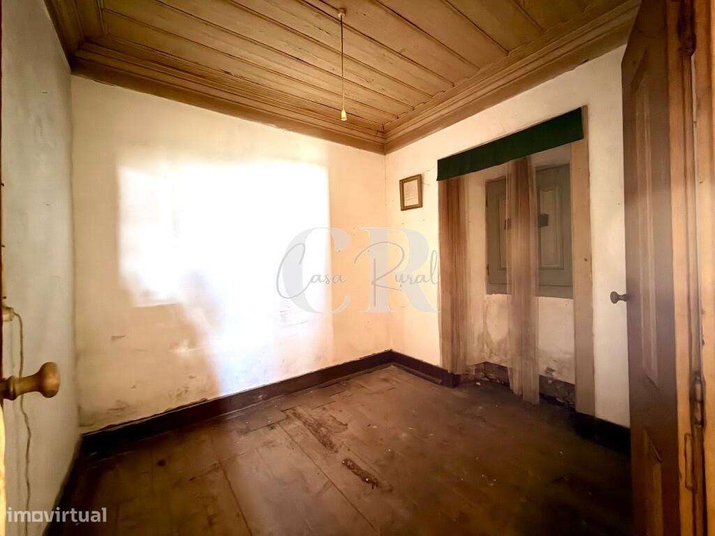 Moradia para recuperar no centro da vila de Figueiró dos Vinhos-5