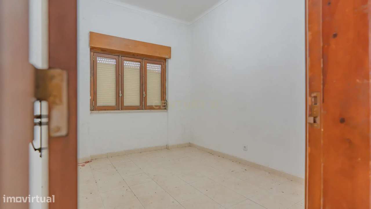 Moradia Isolada com Terreno de 1041 m² – Um Mundo de Possibilidades!-8