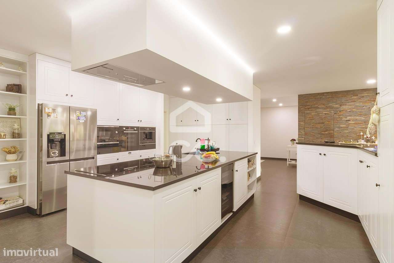 Moradia Térrea de Luxo com Cave | Conforto, Eficiência e Espaço Exteri-13