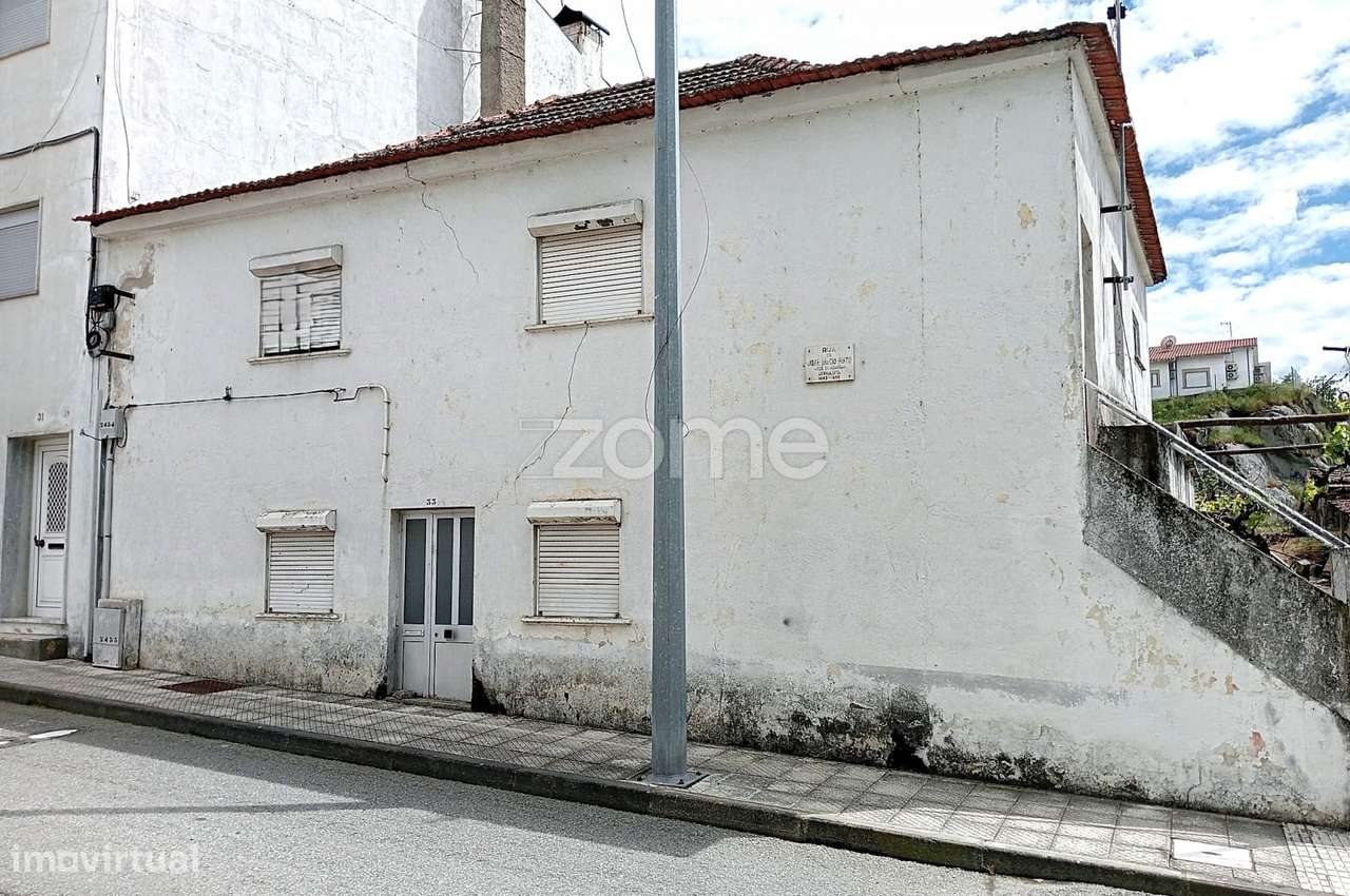 Moradia para reconstruir no centro de Miranda do Douro - Grande imagem: 2/17
