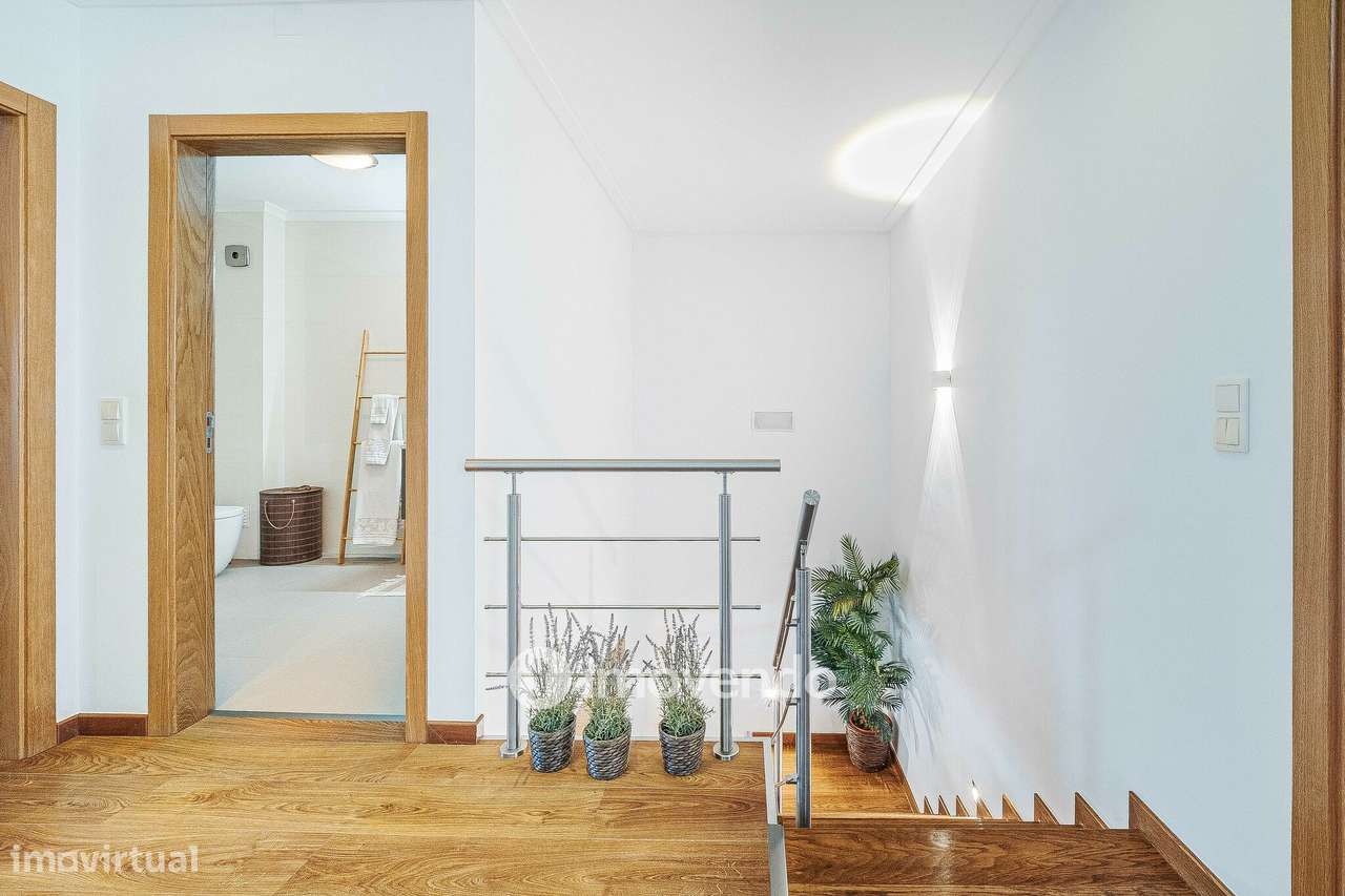 Apartamento T4 Duplex, com estacionamento e arrecadação, no Barreiro-47